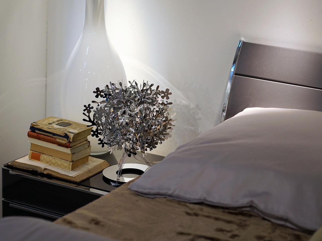 luxury, bed, room, lamp, decoration, hotel, bedroom, bed linen, furniture, sleep, stay, comfortable, double bed, hotel room, pension, pillow, bed free, bedspread, place to sleep, reside, clean, furnishing, wood, romantic, architecture, romance, comfort, plant, green, night, quiet, relaxation, design, shop, interior design, bright