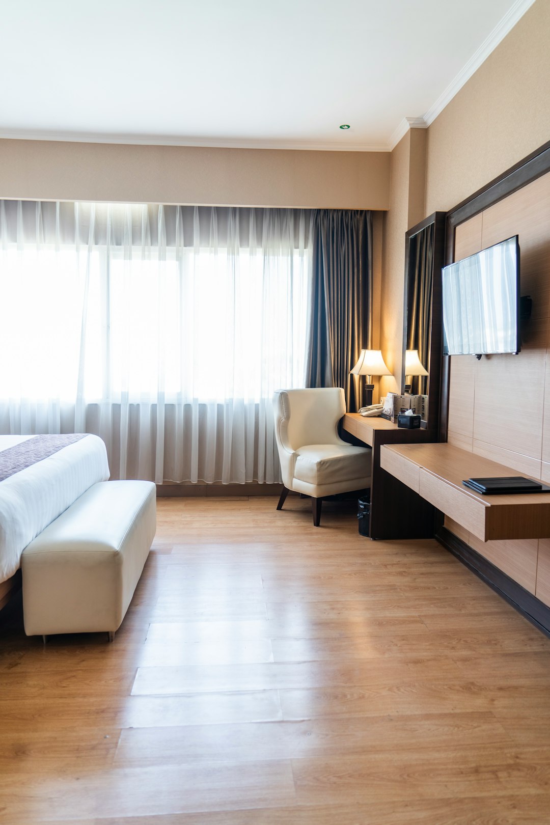 flat-screen-tv-on-wall-cay-1ndltvi